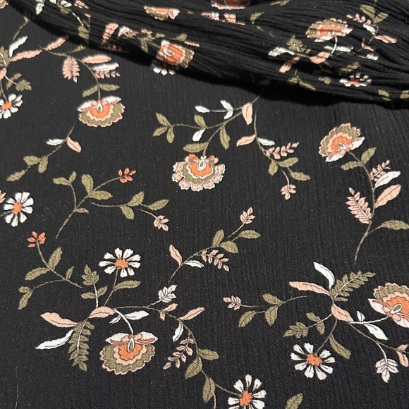 Chic Black Floral Blouse - Picture 9 of 13